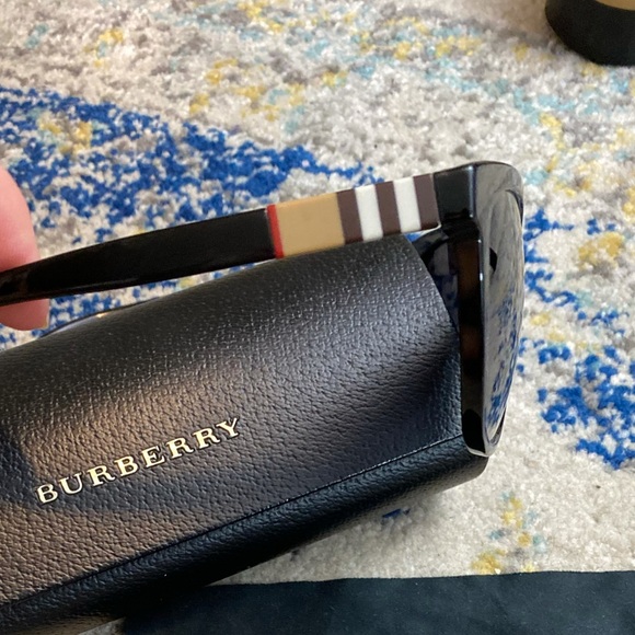 New in box Burberry Sunglasses - Picture 15 of 16